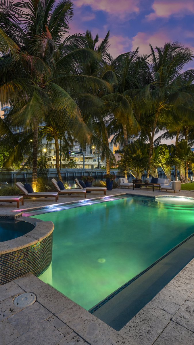jerijenkins's tweet photo. Extravagant estate oasis with 300 ft on water. "La Joya" (the jewel) on 2901 Flamingo Dr is located in the most vibrant neighborhood on Miami Beach. 

Offered at: $16,895,000

- 6 Beds
- 6 full + 2 Half Baths
- L/A: 6,392 SF
- Lot: 19,847 SF
- 300 ft on Water

Contact us for info https://t.co/AMM6KmXOxn