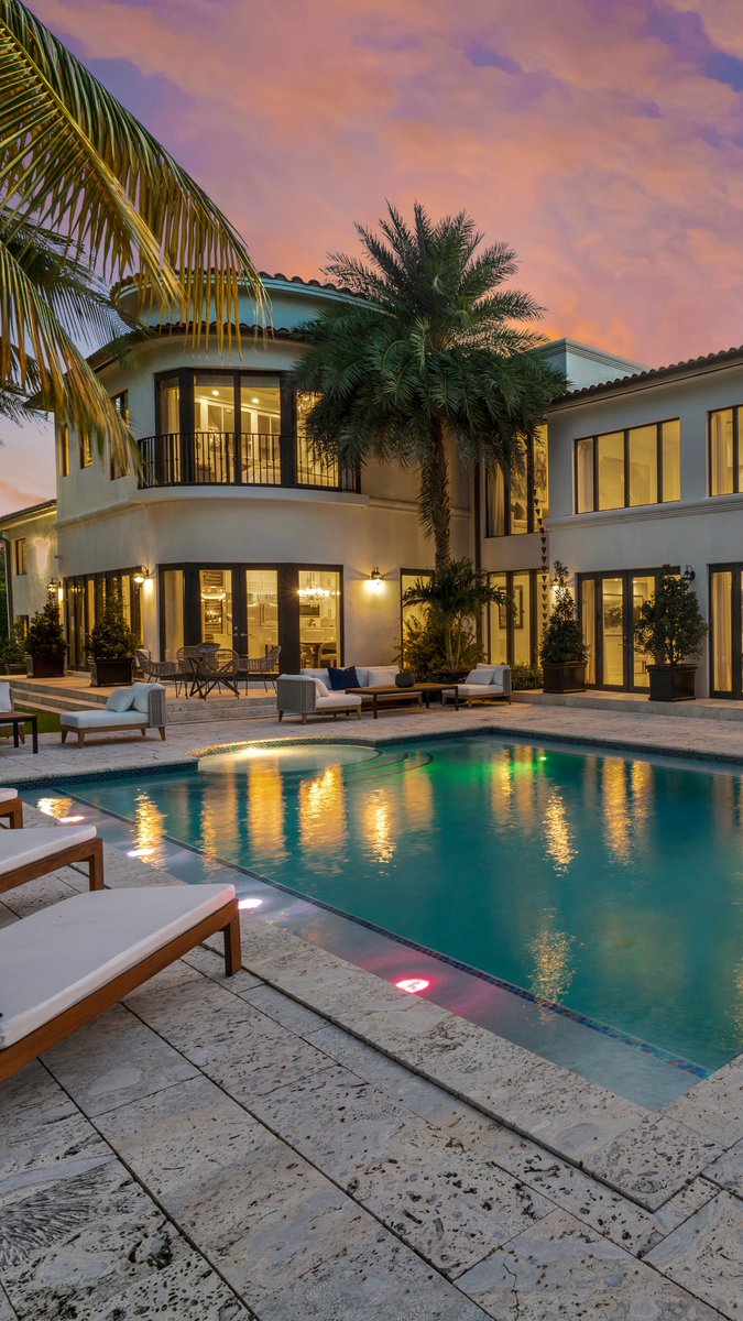 jerijenkins's tweet photo. Extravagant estate oasis with 300 ft on water. "La Joya" (the jewel) on 2901 Flamingo Dr is located in the most vibrant neighborhood on Miami Beach. 

Offered at: $16,895,000

- 6 Beds
- 6 full + 2 Half Baths
- L/A: 6,392 SF
- Lot: 19,847 SF
- 300 ft on Water

Contact us for info https://t.co/AMM6KmXOxn