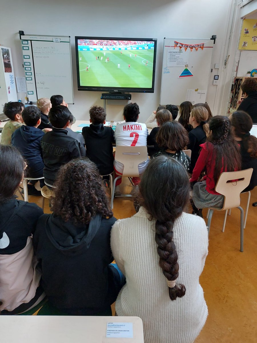 Het WK is begonnen! Vanmorgen hebben groep 7 en 8 Marokko aangemoedigd in hun wedstrijd tegen Kroatië. Het bleef 0-0 maar dat lag niet aan deze fanatieke supporters!