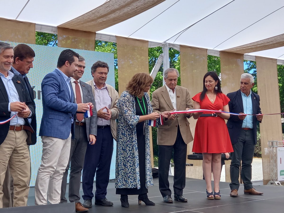 CONAFBiobio's tweet photo. 🔵CORONEL | Con énfasis en el fortalecimiento del sector forestal, Ministro de Agricultura Esteban Valenzuela inauguró la feria #Expocorma 2022.
📌Nuestro director regional Rodrigo Jara junto a su par de @conaf_maule Aliro Gascón participaron en la jornada. https://t.co/GZNnoE2RLT