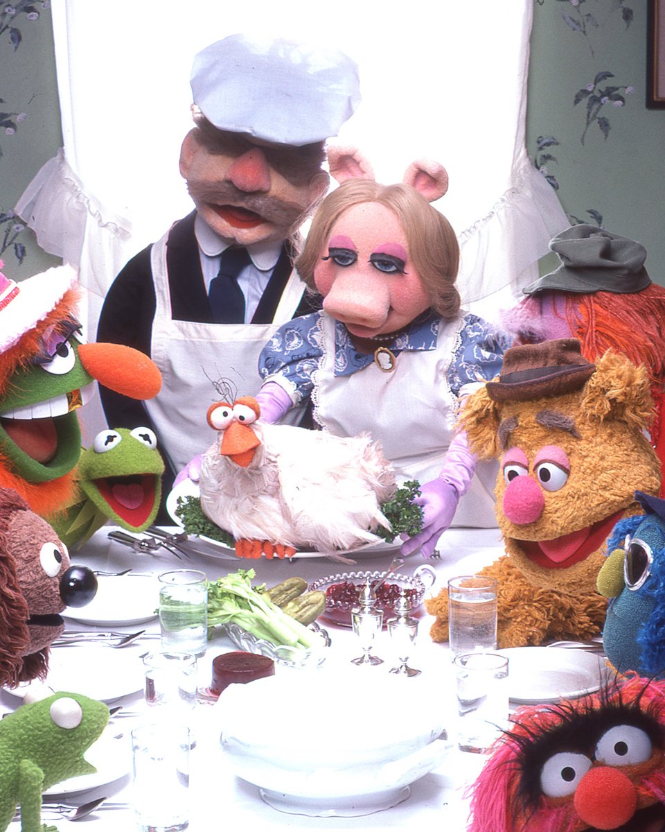 TheMuppets's tweet photo. From our family to yours: Wishing you a happy Thanksgiving with bellies full of food, homes full of friends and family, and hearts full of love! https://t.co/HfnUPX2ek4