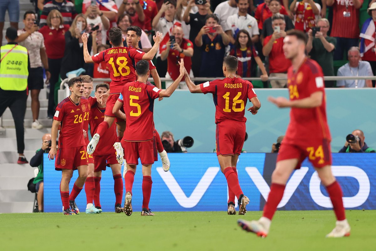 heremaga2009's tweet photo. Con un partido impecable, pleno de personalidad y acierto ante la portería, la selección llama a la alfombra roja del campeonato con la mayor goleada española en un Mundial. Con el descaro por bandera España espantó los fantasmas de los debuts. 7-0 https://t.co/Sux4qW1fA5