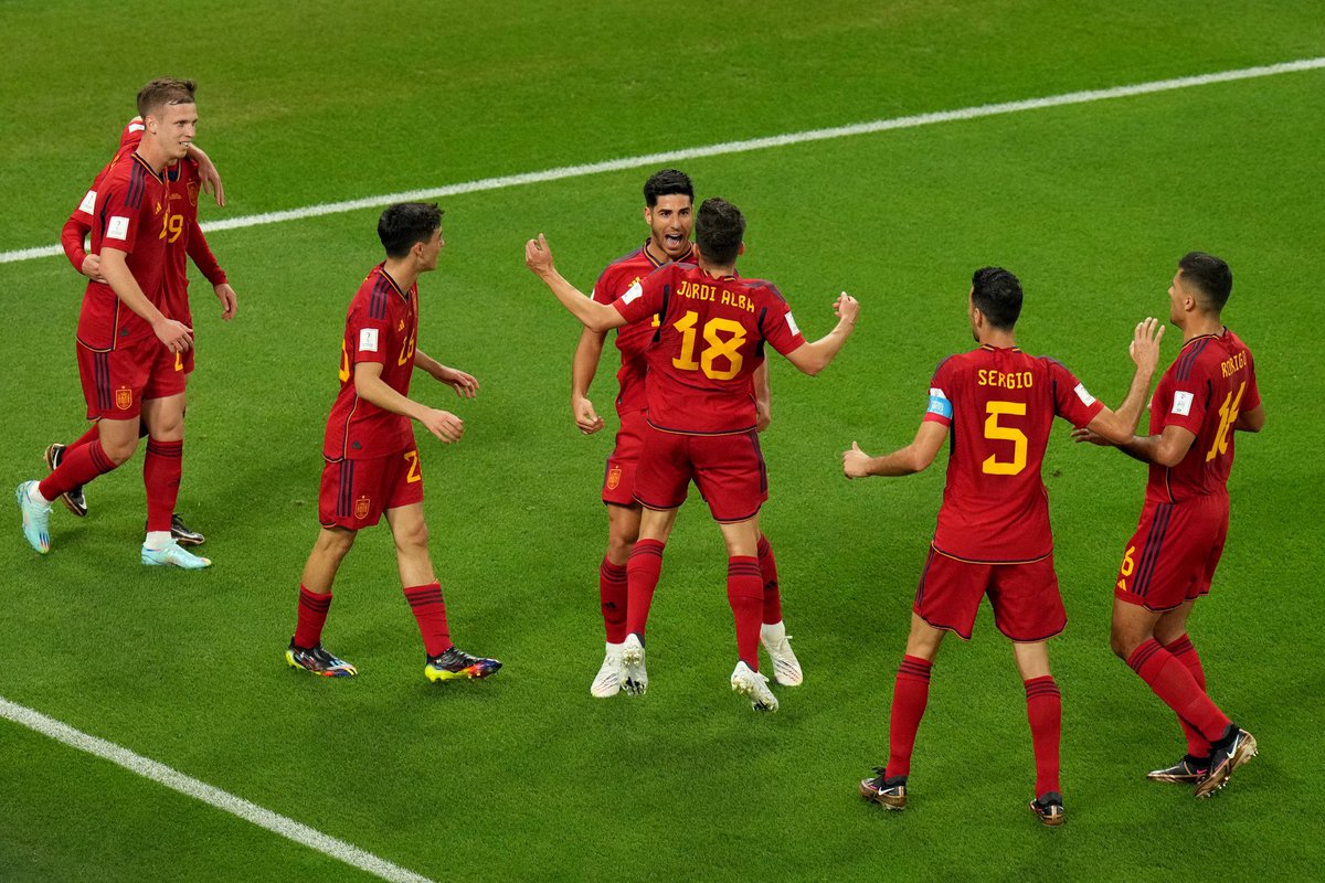 heremaga2009's tweet photo. Con un partido impecable, pleno de personalidad y acierto ante la portería, la selección llama a la alfombra roja del campeonato con la mayor goleada española en un Mundial. Con el descaro por bandera España espantó los fantasmas de los debuts. 7-0 https://t.co/Sux4qW1fA5