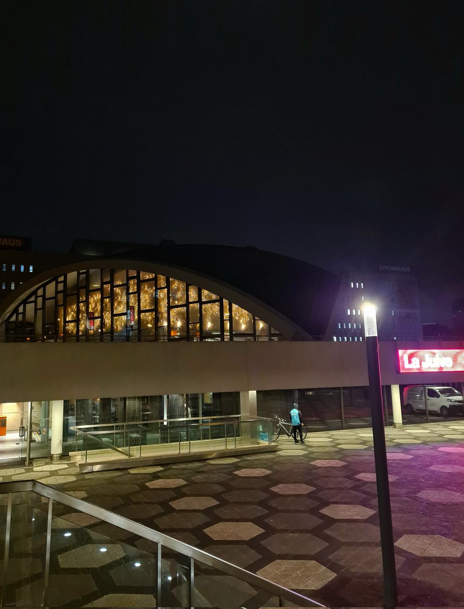 Opernjunkie's tweet photo. "Si la rigueur et la vengeance..."

Wo einst die Dortmunder Synagoge stand, steht seit den 60er Jahren die #OperDortmund, an diesem historischen Ort läuft heute Jacques Fromental #Halévy|s #LaJuive! #NieVergessen #TheaterDortmund https://t.co/BhbmPcPApY