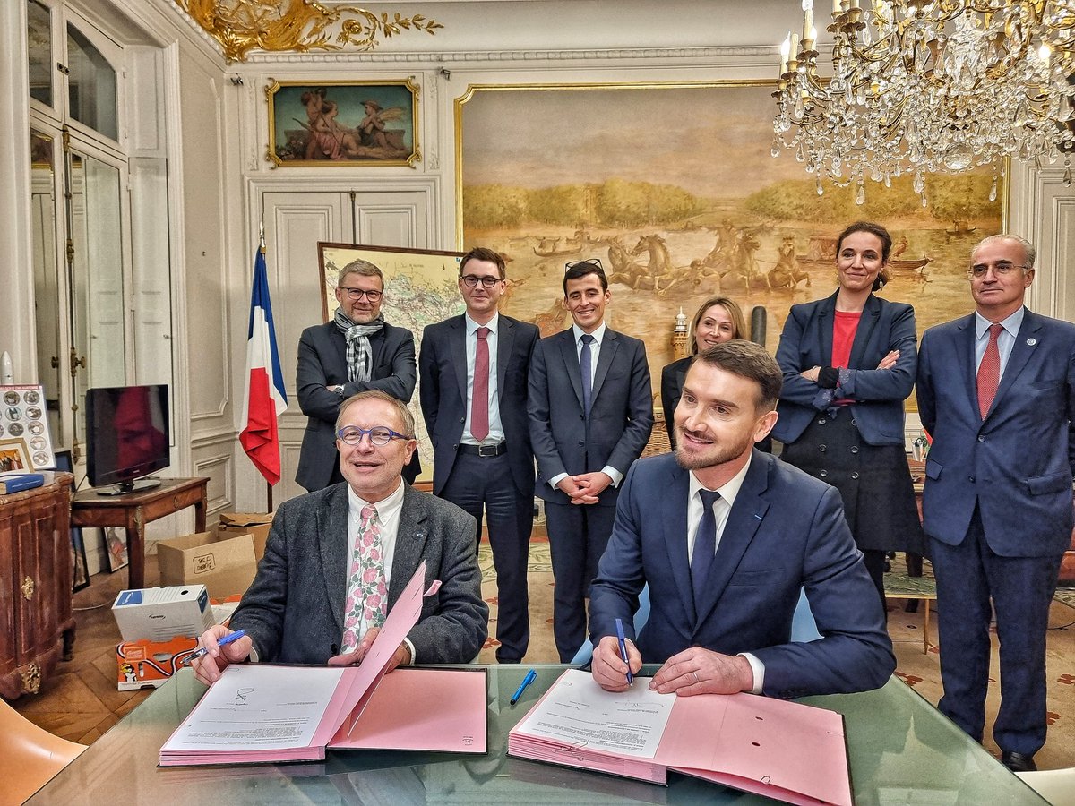 Jean-Jacques Brot, <a href="/Prefet78/">Préfet des Yvelines 🇫🇷</a> et <a href="/guillaumecairou/">Guillaume Cairou</a>,président de la <a href="/CCI_78/">CCI 78</a> ont signé une convention de partenariat pour animer le fonds de revitalisation départemental.

Ce fonds contribuera à la relocalisation d’activités industrielles et au financement de la transition écologique