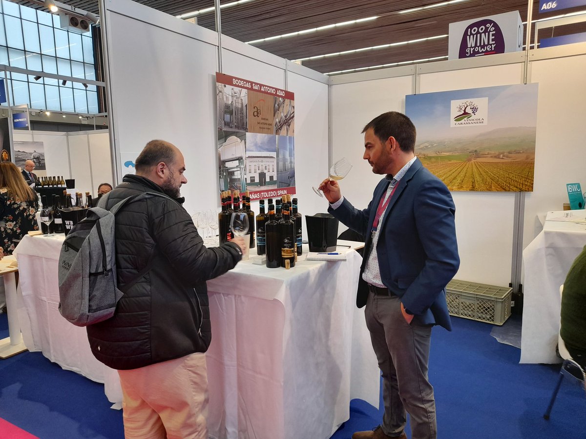 Importante trabajo realizado por Javier Torres (gerente) y Jose del Val (export manager) en la feria anual "World Bulk Wine Exhibition" en Amsterdam.