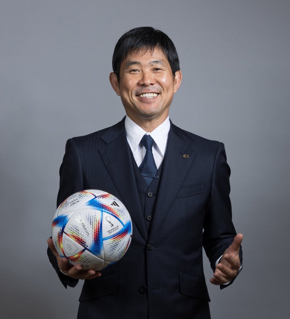 dosucoi46's tweet photo. 前評判最悪の状態で死の組から予選開始。初戦でいきなり優勝経験のある強豪国と激突。先制されて観客全員が敗北を覚悟した瞬間、これまで無能扱いされていた監督が真の実力を解放して大逆転勝利。しかし、その直後に最終戦の相手スペインが圧倒的実力差を見せつける構図…森保監督の主人公感すごすぎる https://t.co/Pgmo2JXzur