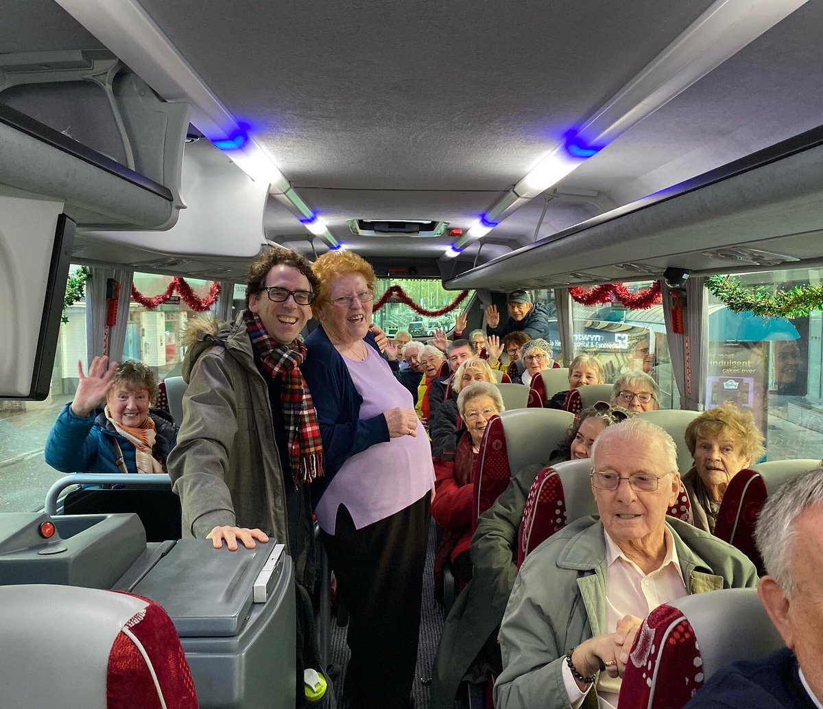 New_Theatre's tweet photo. Today @robertwilfort’s lovely mum Loretta brought a coach FULL of people from his hometown #Porthcawl to come &amp; see the matinee of @SpikeThePlay 😍

You’ve got until Sat 26 Nov to see this local star on our stage &amp; give him a big Welsh welcome home 👋🏻🏴󠁧󠁢󠁷󠁬󠁳󠁿

🎟https://t.co/2VQ3W5RWQM https://t.co/JpVdS6O8IS