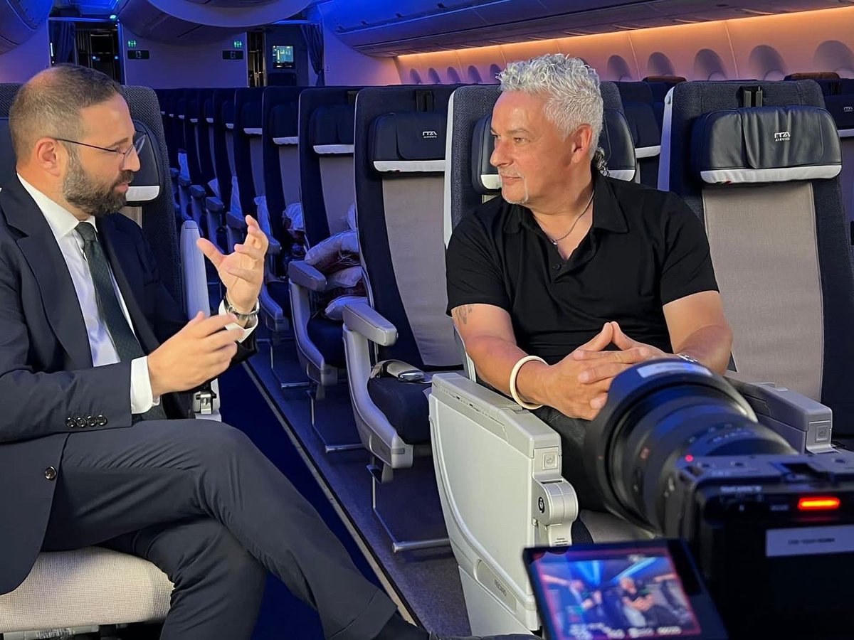 Intervistare #robertobaggio è un privilegio. In questa puntata di #vite dice molte cose si sé, dell’Italia, dell’amore, della famiglia, della gioia, del dolore. La parola più frequente è “semplicità”. Il che dice molto di lui.
stasera alle 20.45 su <a href="/skytg24/">Sky tg24</a> alle 22 su <a href="/skysport/">skysport</a>.