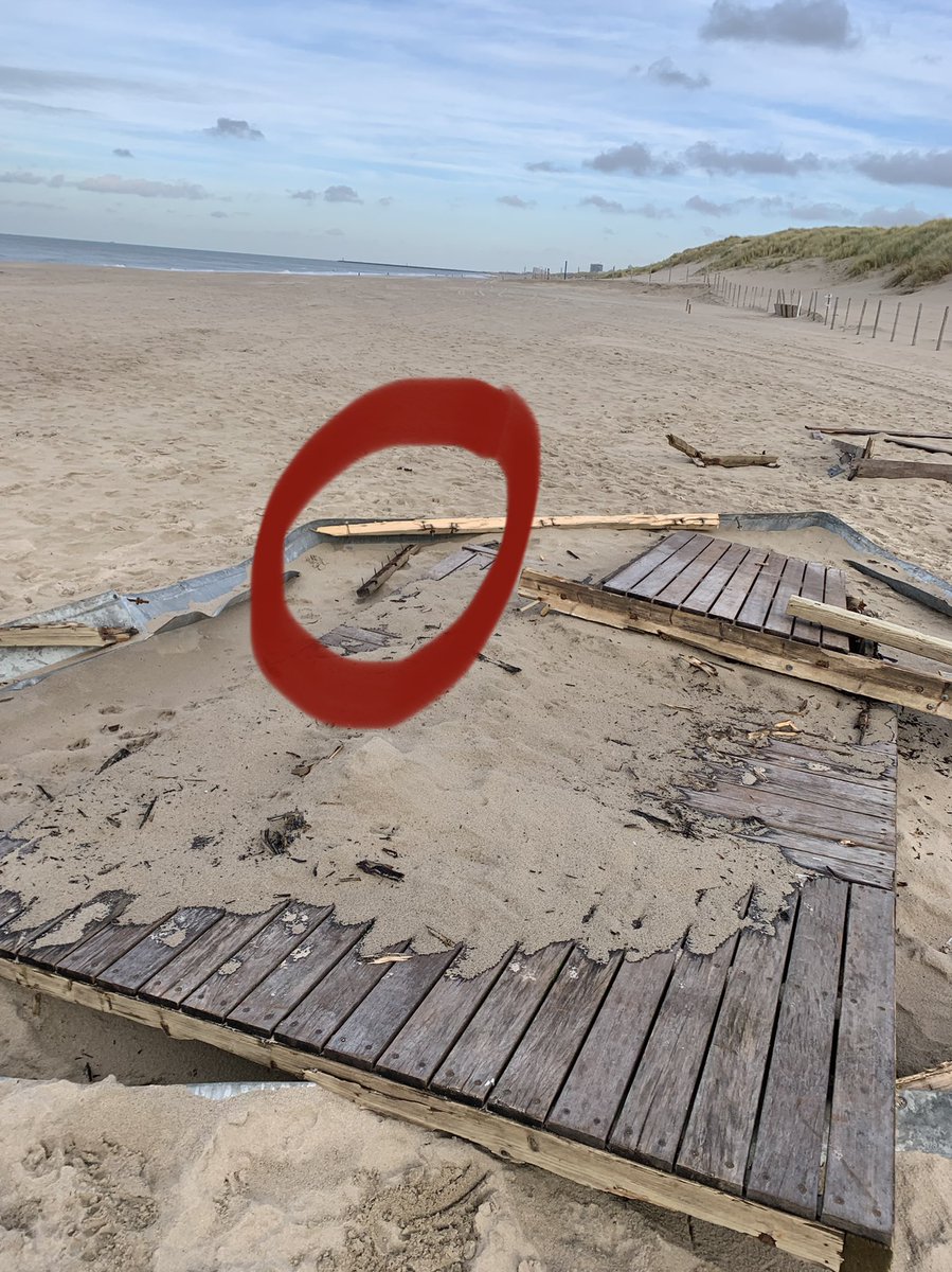 marijevschaik's tweet photo. Toch best gevaarlijk dat dit zo op het strand wordt achtergelaten? @GemeenteDenHaag https://t.co/vPoXHJ4dnR