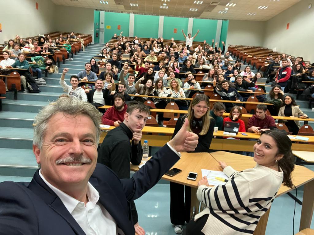 Fabien_Roussel's tweet photo. Bienvenue à la fac de Lille ! 

2 heures pour échanger avec les étudiants! https://t.co/lOPY16zIql