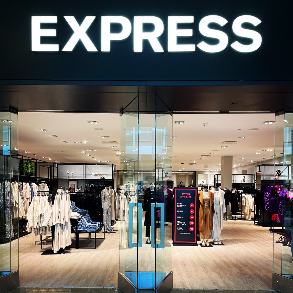 LenoxSqMall's tweet photo. Now Open: Shop the newly remodeled Express and Express Men on the upper level at Lenox Square! #lenoxsquare #lenoxmall #style #fashionstyle #retail https://t.co/Roa0Z6SFJF