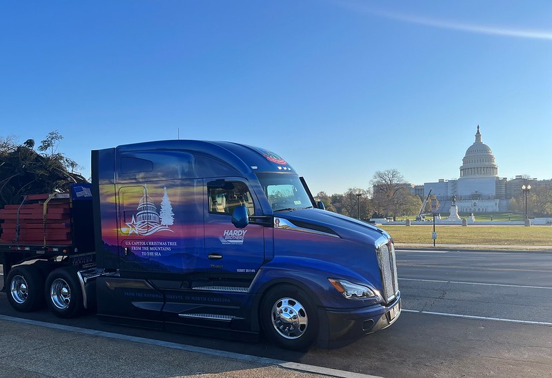 KenworthTruckCo's tweet photo. Hardy Brothers Trucking used a Kenworth T680 Next Gen to transport the 78' Red Spruce. A tree lighting ceremony will be at the U.S. Capitol in Washington, D.C. on Nov. 29!
#Kenworth #T680NextGen #TheDriversTruck #PeoplesTree #USCapitolChristmasTree2022 @USCapitolChristmasTree https://t.co/jowFUywAAq