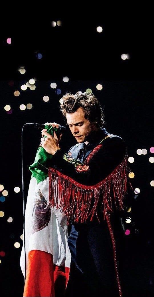 Harry Styles con la bandera de México, un hilo;
