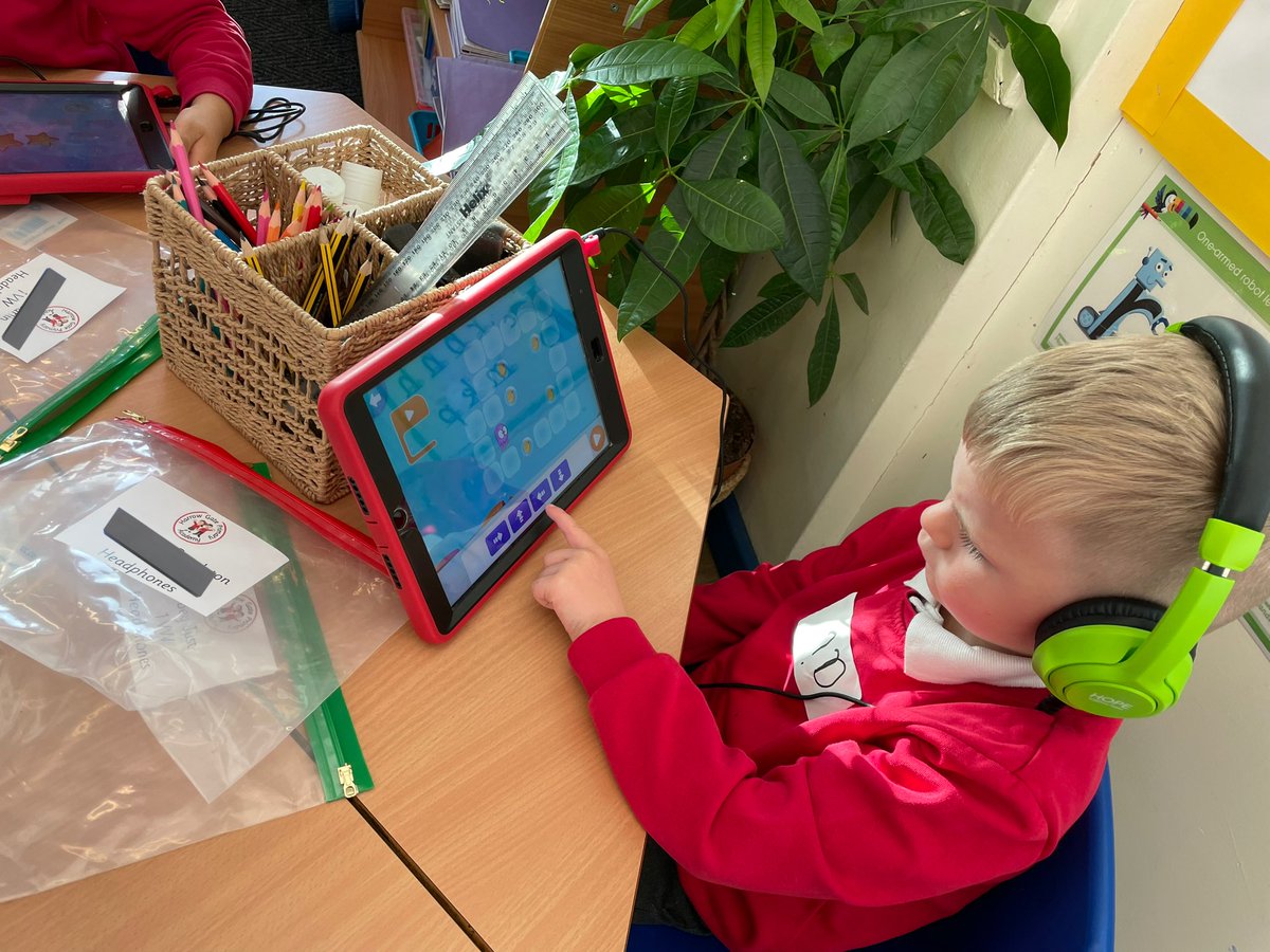 HGPAMrAmos's tweet photo. Some INCREDIBLE coding going on in 1VW today. I am so impressed that you could tell me what an algorithm is! Well done 👍🏻 @HGPAMrsWilliams #Harrowgateacademy #HarrowgateComputing https://t.co/xOI6vABimo