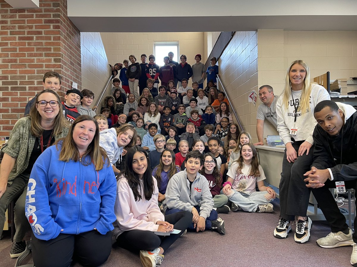 JAdams7532's tweet image. 6th Grade Blue Team being #connected @SaxeMS as they celebrate our students exemplifying our CHARTER. Great way to kick off the break. #AttitudeofGratitude