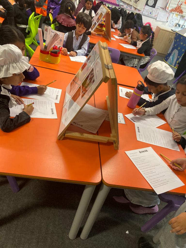 olive_bburn's tweet photo. More scenes from today's Year 2 superlearning day on The Great Fire of London.
#superlearningday
#History
#bringinglearningtolife
#WeAreStar https://t.co/RMROEeS06c