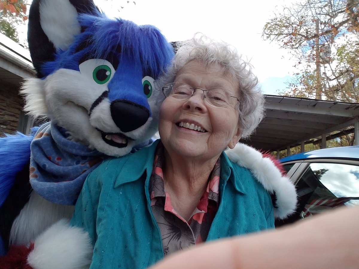 foxalbiazul's tweet photo. Lost my dear grandmother this morning, one of the people I've been closest to my entire life. Was rather traumatic to help check the body as we were calling 911 https://t.co/phmsOBqtPJ