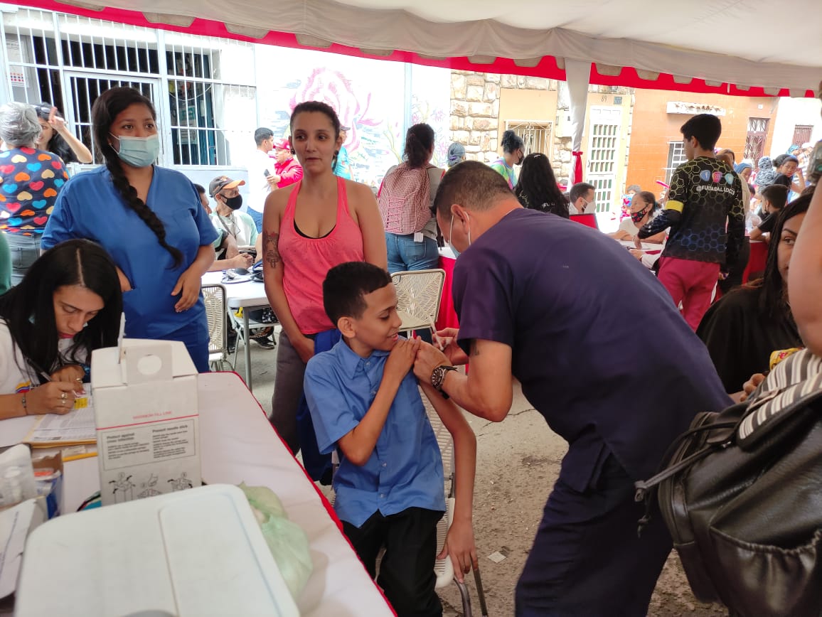 fundasaludccs's tweet photo. Hoy #23denov Fundasalud GDC continúa con las Jornadas de Salud Integral Comunitaria, que en esta oportunidad tuvo lugar en la Parroquia Altagracia frente al Liceo Agustín Aveledo.
.
.
.
.
@Nahumjfernandez @AlexanderNebre2 @Yennymao
#FelizCumpleanosPdteMaduro https://t.co/Bk14d0lTHK