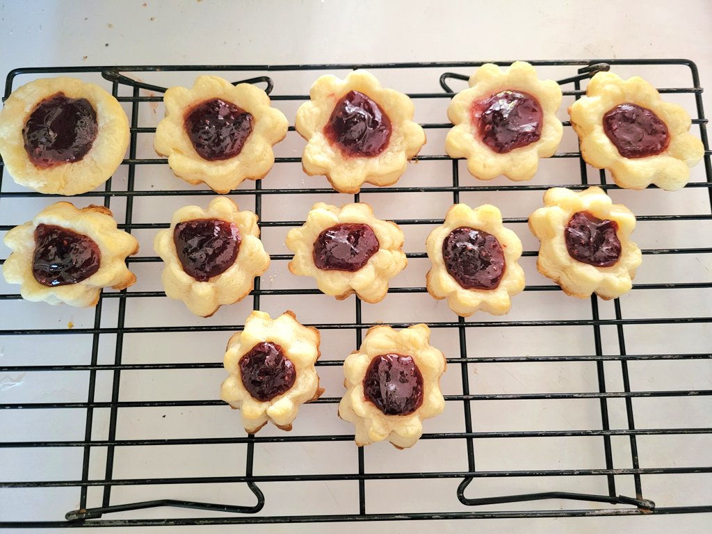 kswae78's tweet photo. Today's new baking adventure... https://t.co/Ubt8MkU1zM