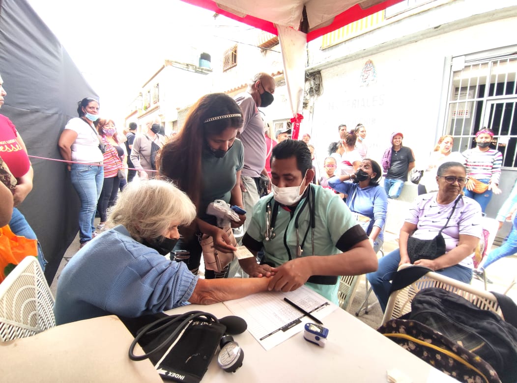 fundasaludccs's tweet photo. Hoy #23denov Fundasalud GDC continúa con las Jornadas de Salud Integral Comunitaria, que en esta oportunidad tuvo lugar en la Parroquia Altagracia frente al Liceo Agustín Aveledo.
.
.
.
.
@Nahumjfernandez @AlexanderNebre2 @Yennymao
#FelizCumpleanosPdteMaduro https://t.co/Bk14d0lTHK