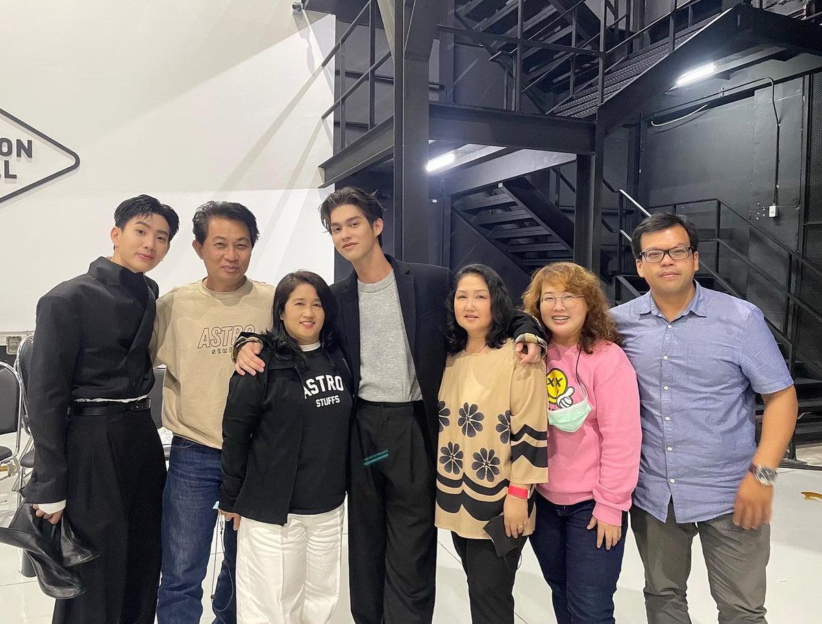 BVC27WMO21's tweet photo. about last night with Bright's fam🥰
Credits: @moo_thongwutti🔥
#GMMTV #GMMTV2023 #เพราะเธอคือรักแรก #FacelessLove #WednesdayClub #EnigmaSeries #EnigmaTheSeries #TheInterest #bbrightvc #winmetawin #dew_jsu #hirunkit_ #F4Thailand #F4Thyme #F4Kavin #F4Ren #F4Mj #BrightWin https://t.co/ZJ9wrxjwzN