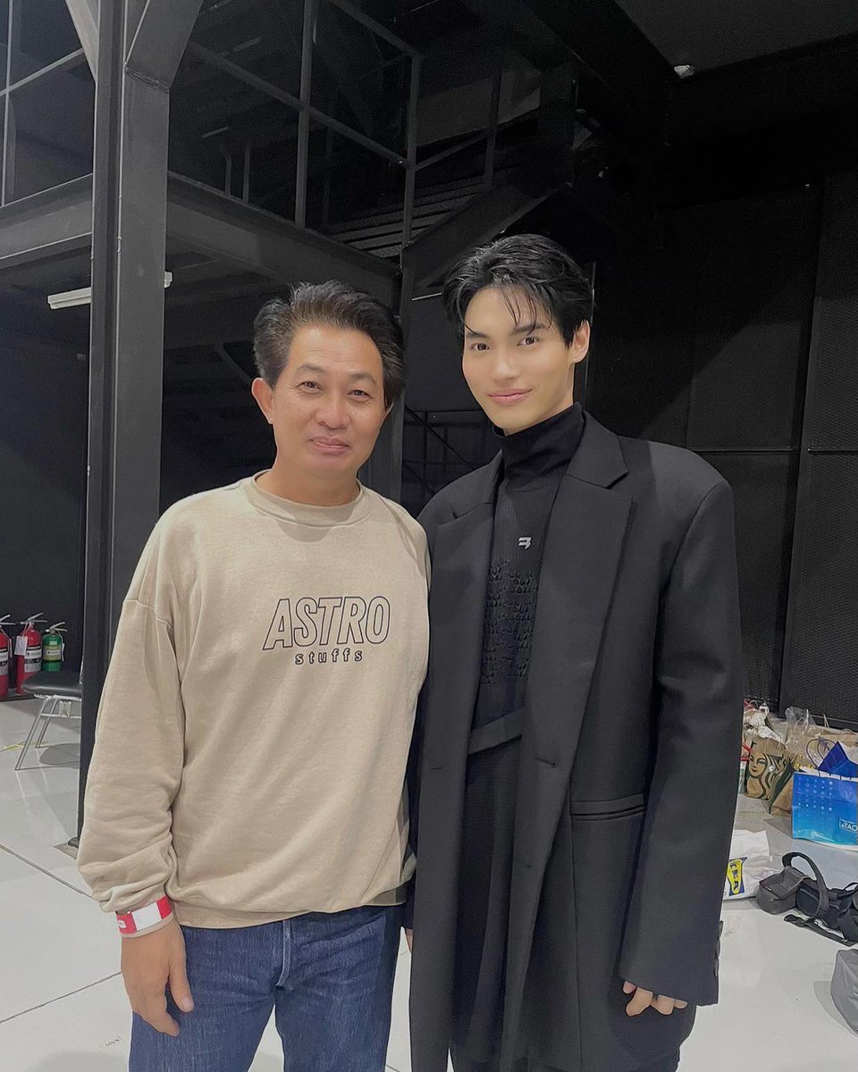 BVC27WMO21's tweet photo. about last night with Bright's fam🥰
Credits: @moo_thongwutti🔥
#GMMTV #GMMTV2023 #เพราะเธอคือรักแรก #FacelessLove #WednesdayClub #EnigmaSeries #EnigmaTheSeries #TheInterest #bbrightvc #winmetawin #dew_jsu #hirunkit_ #F4Thailand #F4Thyme #F4Kavin #F4Ren #F4Mj #BrightWin https://t.co/ZJ9wrxjwzN
