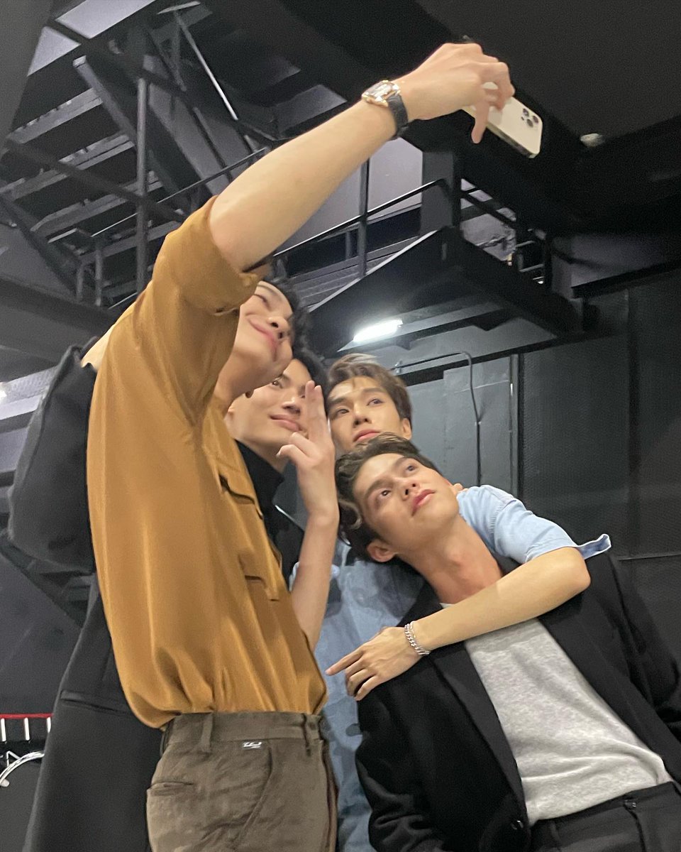 BVC27WMO21's tweet photo. about last night with Bright's fam🥰
Credits: @moo_thongwutti🔥
#GMMTV #GMMTV2023 #เพราะเธอคือรักแรก #FacelessLove #WednesdayClub #EnigmaSeries #EnigmaTheSeries #TheInterest #bbrightvc #winmetawin #dew_jsu #hirunkit_ #F4Thailand #F4Thyme #F4Kavin #F4Ren #F4Mj #BrightWin https://t.co/ZJ9wrxjwzN