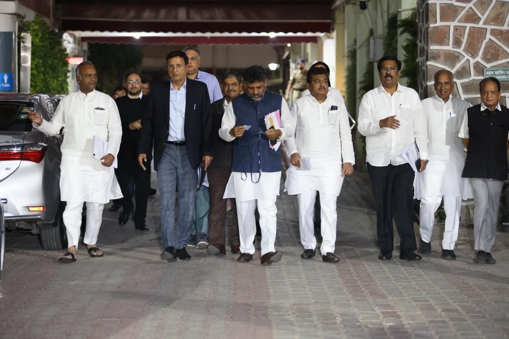 NasirHussainINC's tweet photo. ಮತದಾರರ ಮಾಹಿತಿ ಕಳವು, ಮಾರಾಟ, ನಿರ್ದಿಷ್ಟ ಮತದಾರರ ಹೆಸರು ಅಳಿಸಿ ಹಾಕಿರುವುದು ಸೇರಿದಂತೆ ಕರ್ನಾಟಕದಲ್ಲಿ ನಡೆದಿರುವ ಮತದಾರರ ಪಟ್ಟಿ ಹಗರಣ ಕುರಿತು ನವದೆಹಲಿಯಲ್ಲಿ ಕೇಂದ್ರ ಚುನಾವಣೆ ಆಯೋಗದ ಆಯುಕ್ತ ರಾಜೀವ್ ಕುಮಾರ್ ಅವರಿಗೆ ಎಐಸಿಸಿ ಪ್ರಧಾನ ಕಾರ್ಯದರ್ಶಿ @rssurjewala, ಕೆಪಿಸಿಸಿ ಅಧ್ಯಕ್ಷ @DKShivakumar ನೇತೃತ್ವದಲ್ಲಿ https://t.co/sbex7wRE8O
