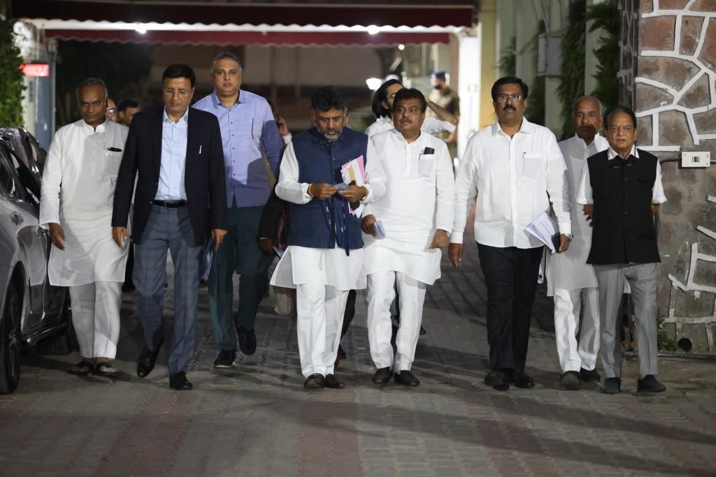 NasirHussainINC's tweet photo. ಮತದಾರರ ಮಾಹಿತಿ ಕಳವು, ಮಾರಾಟ, ನಿರ್ದಿಷ್ಟ ಮತದಾರರ ಹೆಸರು ಅಳಿಸಿ ಹಾಕಿರುವುದು ಸೇರಿದಂತೆ ಕರ್ನಾಟಕದಲ್ಲಿ ನಡೆದಿರುವ ಮತದಾರರ ಪಟ್ಟಿ ಹಗರಣ ಕುರಿತು ನವದೆಹಲಿಯಲ್ಲಿ ಕೇಂದ್ರ ಚುನಾವಣೆ ಆಯೋಗದ ಆಯುಕ್ತ ರಾಜೀವ್ ಕುಮಾರ್ ಅವರಿಗೆ ಎಐಸಿಸಿ ಪ್ರಧಾನ ಕಾರ್ಯದರ್ಶಿ @rssurjewala, ಕೆಪಿಸಿಸಿ ಅಧ್ಯಕ್ಷ @DKShivakumar ನೇತೃತ್ವದಲ್ಲಿ https://t.co/sbex7wRE8O
