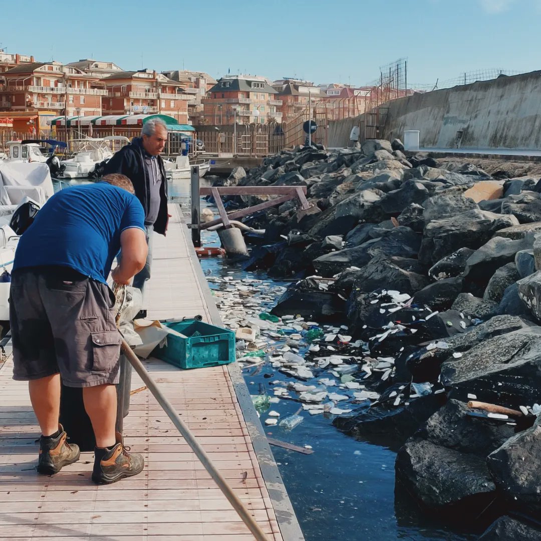 Oggi abbiamo lavorato per recuperare ciò che la mareggiata ha riversato in porto. Siamo solo all'inizio di questa fase di pulizia: in una giornata abbiamo raccolto una quantità di resti di casse di polistirolo e di plastica che dovrebbe farci riflettere! #plasticfree