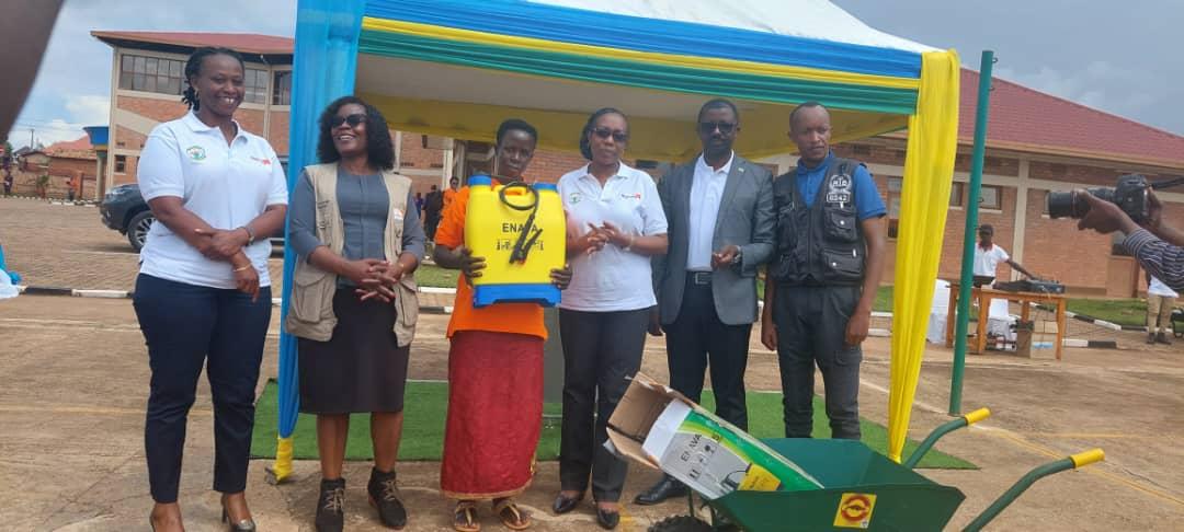 nkunamo's tweet photo. Mukamana Fays
Nyandwi Dancille
Ni bamwe muvuga ko batagishaka ikiciro cya mbere kuko bamaze kujyera ku'iterambere babicyesha Nyakubahwa perezida wa Repuburika wabahuje n'umufatanya bikorwa World vision Rwanda.
#GisagaraDis
#GishubiSect
#WorldVisionRwanda
#LODARwanda https://t.co/f3OFRUX5SS
