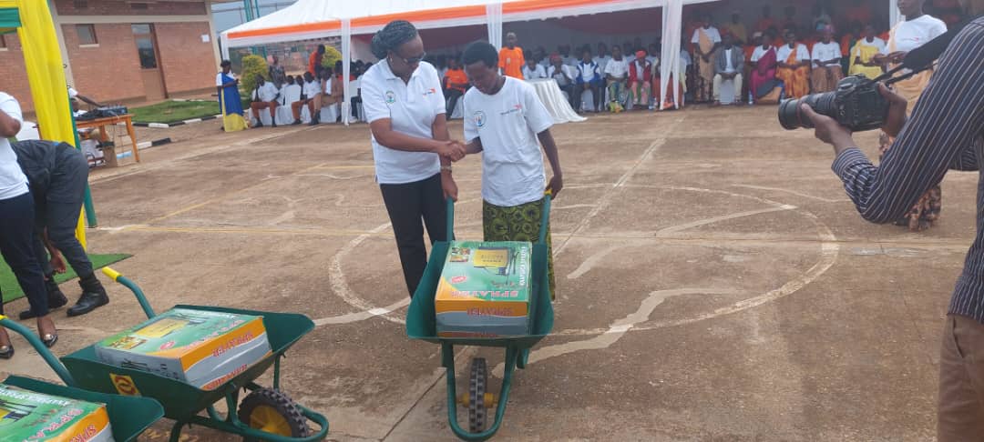nkunamo's tweet photo. Mukamana Fays
Nyandwi Dancille
Ni bamwe muvuga ko batagishaka ikiciro cya mbere kuko bamaze kujyera ku'iterambere babicyesha Nyakubahwa perezida wa Repuburika wabahuje n'umufatanya bikorwa World vision Rwanda.
#GisagaraDis
#GishubiSect
#WorldVisionRwanda
#LODARwanda https://t.co/f3OFRUX5SS