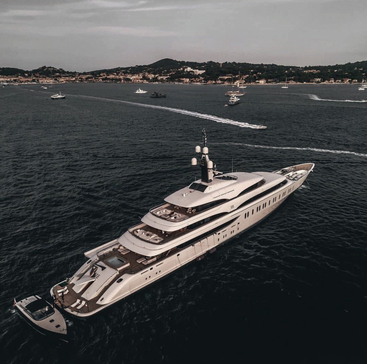 ecodna.art/ije-the-behemo… 

IJE 108m Benetti 2019 the elite ranger to explore new cruise regions available for discerning Charterers #neom #mediterranean #superyacht #yachtije #ijebenetti #royalyachtinternational