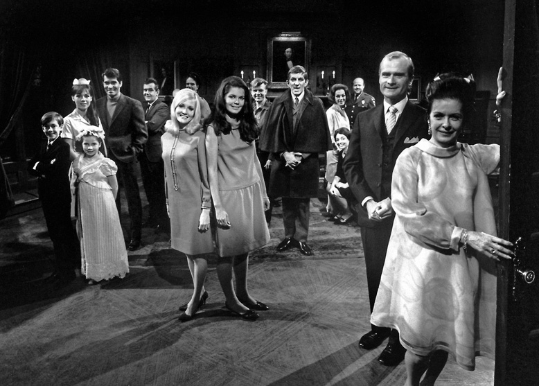 DarkShadowsSoC's tweet photo. We're taking a little time off for Thanksgiving, but we'll see you soon in our 60s timeline.

From our Dark Shadows family to yours, have a happy Thanksgiving! https://t.co/BWDr8KdFoS