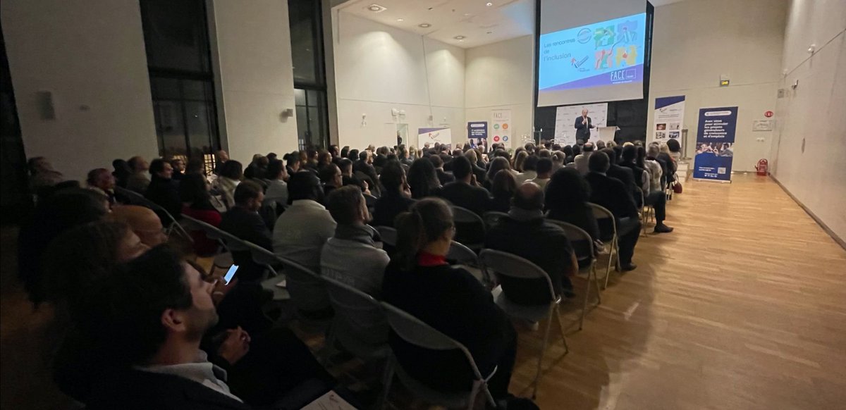 ImproActif's tweet photo. Entreprise partenaire, #ImproActif  animait les 4èmes rencontres "Les entreprises s'engagent" à la CCI de Versailles-Yvelines en présence de nombreuses personnalités.
"Oser recruter autrement", faire rire tout en faisant passer sans complaisance les messages. Un art délicat ! https://t.co/XU9aJ3ZnDQ