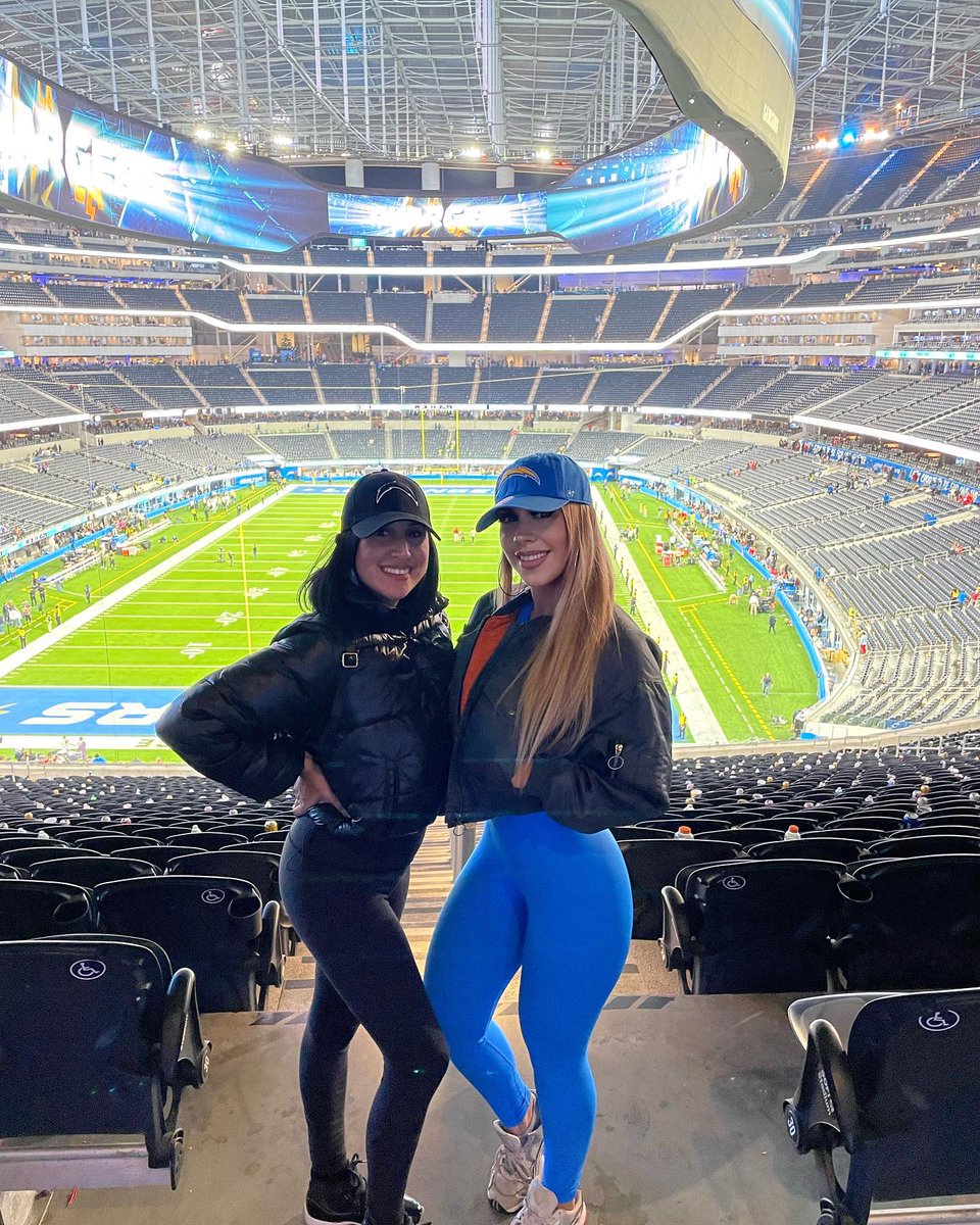 MelissaSWalker1's tweet photo. Two friends ✌🏻❤️❤️ https://t.co/c1MkduvepB