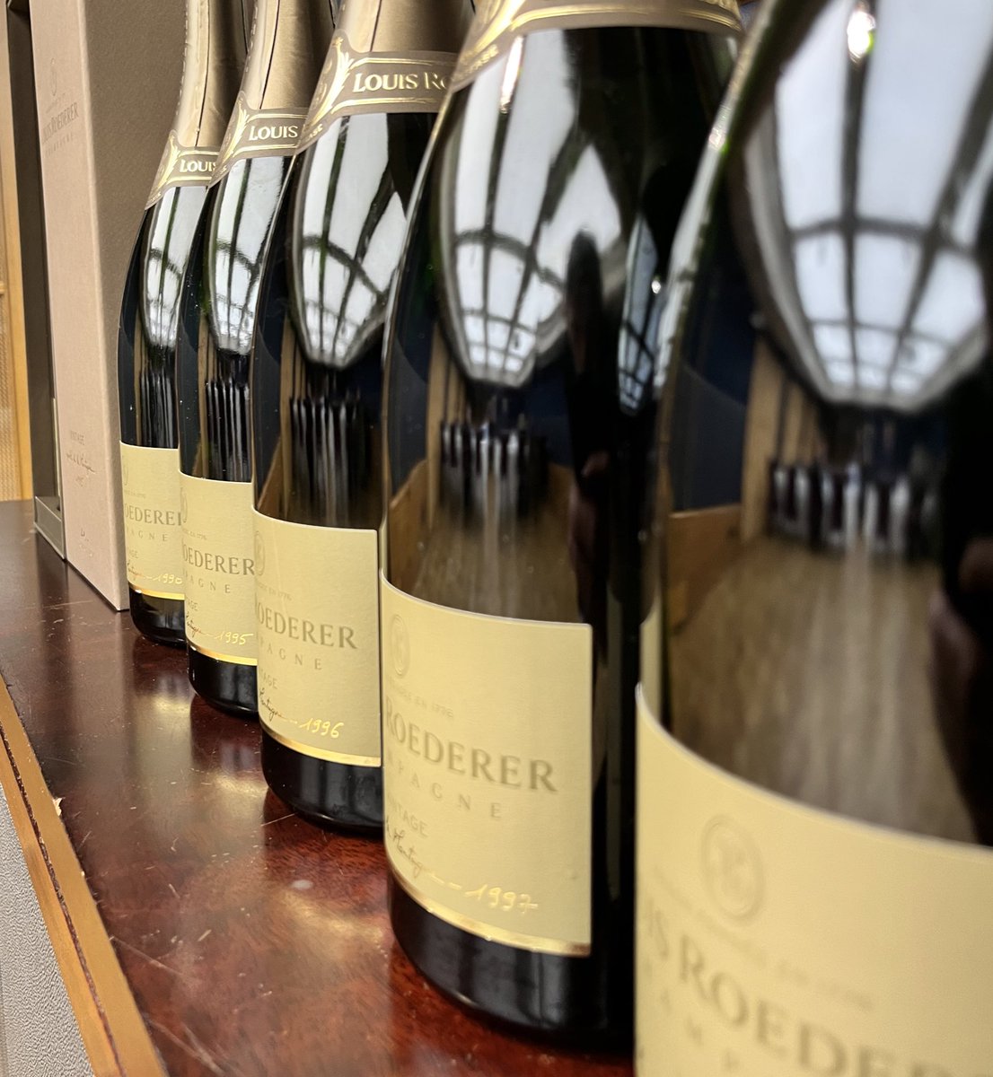 SimonHadden's tweet photo. Sensational tasting of Late Release @LouisRoederer_ Brut Vintages from the 1990s. So fresh and vibrant but with such incredible complexity and depth. What a treat! Thanks to @JbLecaillon 🇬🇧🥂🇫🇷 @MMDUK https://t.co/4meVP1hPef