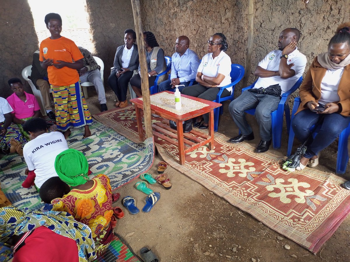 nkunamo's tweet photo. Basuye Amatsinda yo kuzigama no kugurizanya.
Umuyobozi wa LODA Arikumwe n'abayobozi ba World vision Rwanda ubuyobozi bw'akarere n'umurenge, Bishimiye umumaro w'amatsinda basaba abayarimo gukomeza gutera intambwe idasubira inyuma. https://t.co/By53FcUSXb