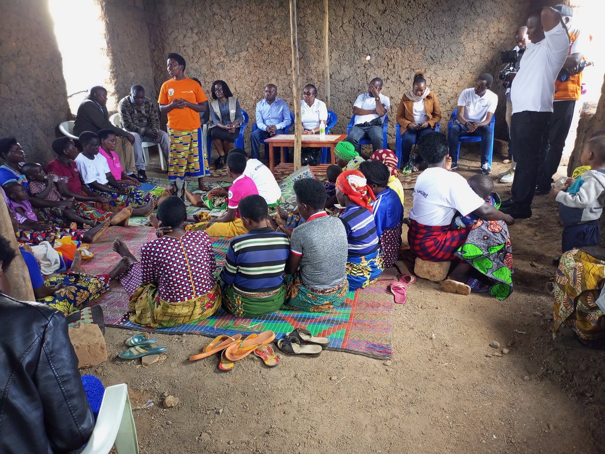 nkunamo's tweet photo. Basuye Amatsinda yo kuzigama no kugurizanya.
Umuyobozi wa LODA Arikumwe n'abayobozi ba World vision Rwanda ubuyobozi bw'akarere n'umurenge, Bishimiye umumaro w'amatsinda basaba abayarimo gukomeza gutera intambwe idasubira inyuma. https://t.co/By53FcUSXb