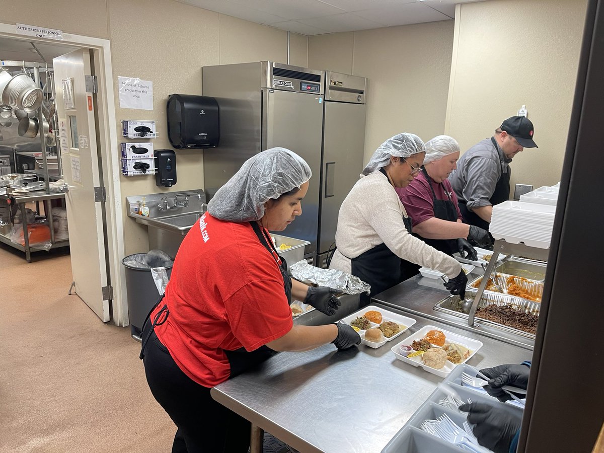 danielhutson's tweet photo. @_TexasBank_ served the @CityofBrownwood senior citizens their #Thanksgiving2022 feast. https://t.co/QCP1nrrrw5