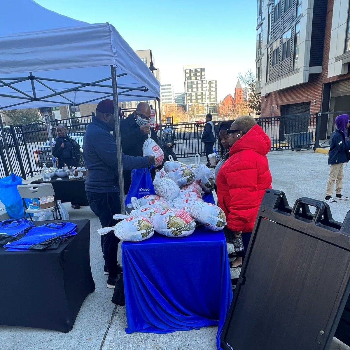 TBAconnects's tweet photo. TB&amp;A was proud to support @PepcoConnect and the #CapitalGrid Project team with a Thanksgiving Turkey Giveaway on #GivingTuesday. Pepco partnered with Columbus Property Management and the @DCPoliceDept to distribute 150 turkeys to several the Mount Vernon Substation community. 💜 https://t.co/vJvOKhaFU3