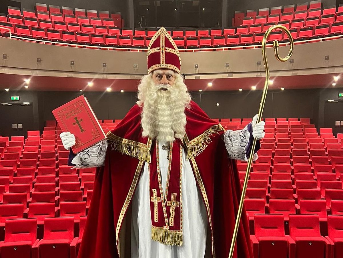 Het was weer tijd voor een Kidz-dj show vanmiddag! Deze keer mocht ik naar het Isala Theater in Capelle aan den IJssel. 🎭 Samen met Kidz-dj Sander hebben we weer een leuk feestje gebouw.

Ik heb wederom genoten en wat is het fijn om weer zoveel kinderen blij te mogen maken.