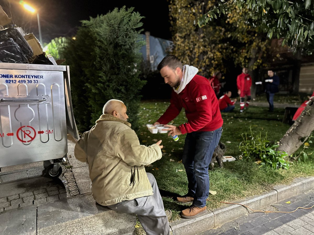 genckizilay54's tweet photo. DEPREMİN SIFIRINCI NOKTASIDAYIZ 🌙 
Genç Kızılay Sakarya olarak Düzce Gölyaka’da, afet bölgesindeyiz. Bölgedeki vatandaşlarımıza yemek ikramında bulunarak destek olmaya ve depremin etkilerini azaltmaya çalışıyoruz.

#DaimaHazır https://t.co/707WT1ntcQ