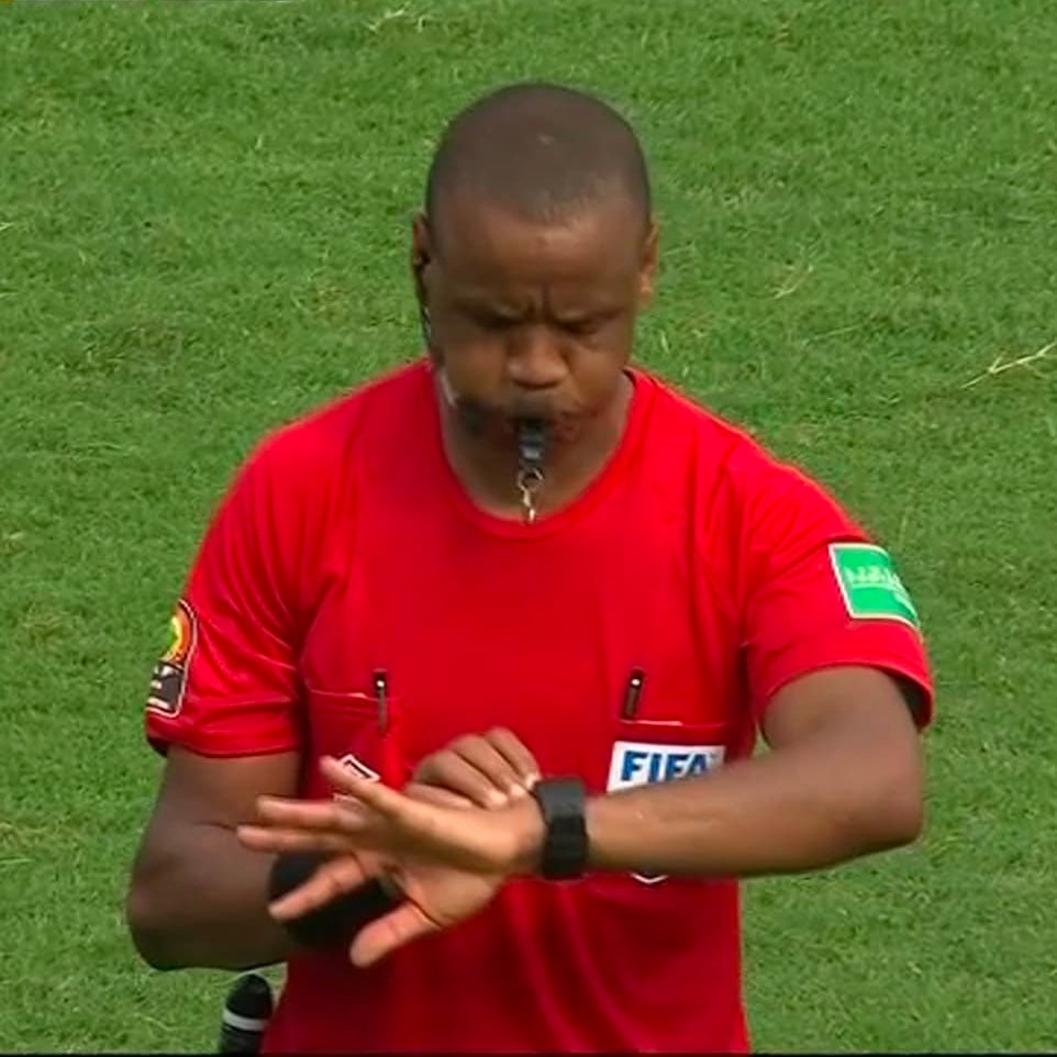 Betclic's tweet photo. Vous ne rêvez pas... Dans la compétition avec le plus de temps additionnel, voici l'arbitre de ce soir 😭#BELCAN https://t.co/PA2fo9ECsi