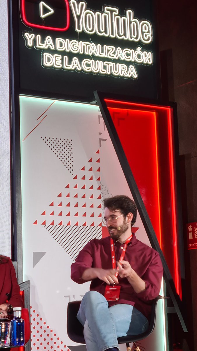 3 claves para tener éxito en #YouTube según <a href="/QuantumFracture/">Crespo</a>: saber contar muy bien historias, tener mucho rigor en la información que se transmite y ser resistente para seguir trabajando aunque los resultados no tengan impacto a corto plazo #digitalizarte