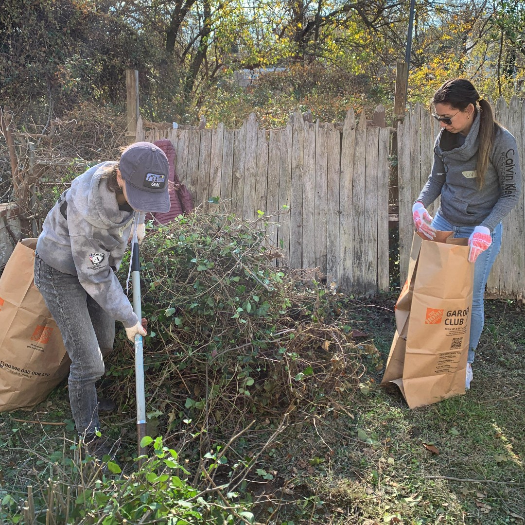 Last Saturday, we had 17 volunteers come together to complete yard work for four seniors in Ward 7 in the District with the East River Family Strengthening Collaborative. Thank you to all the wonderful volunteers who joined us in building safer and stronger communities 💙🏡💚