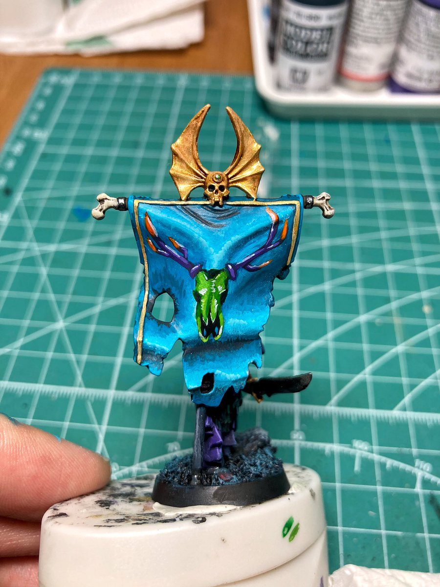 NevalainenJuho's tweet photo. ”On tämä saatana työmaa”.
Even thou i have some experience in miniature canvas painting FREEHANDING A BANNER is a bit beyond my pay grade. Took me 2-3h to paint the base values and the reindeer skull which is based on my artist logo #WarhammerCommunity #ageofsigmar #freehanding https://t.co/miFYzZvMRl