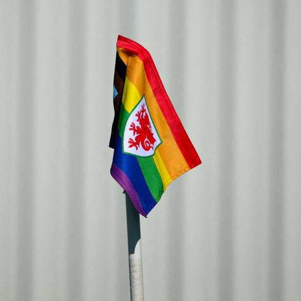 🚨AGORA: País de Gales desafia o Qatar e pendura no centro de treinamento, uma bandeira LGBTQIAP+ com a logo do time no centro.