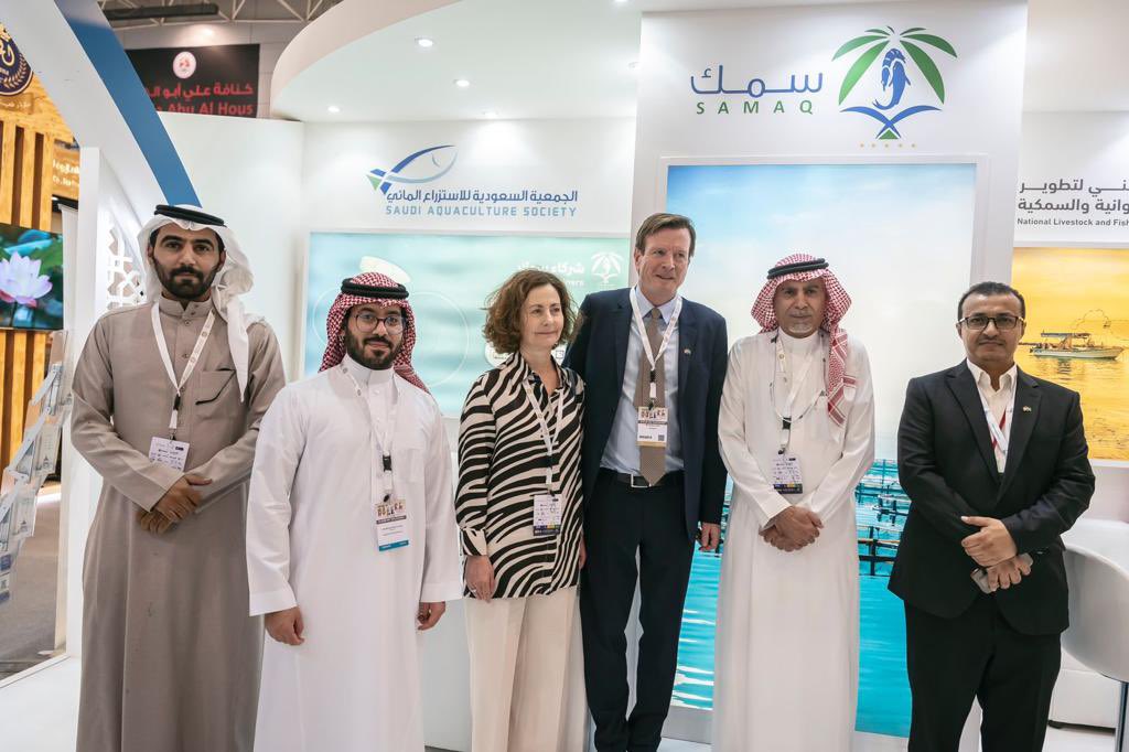 SAS_Aquaculture's tweet photo. جانب من زيارة سعادة السفير النرويجي لجناح الجمعية السعودية للاستزراع المائي المشارك بمعرض #هوريكا_السعودية ٢٠٢٢
حيث استعرض سعادة الأمين العام للجمعية قطاع صناعة الاستزراع المائي بالمملكة وأبرز البرامج التي تعمل عليها الجمعية، منها علامة سمك للمنتجات الوطنية المستزرعة. https://t.co/n02Zneevvu